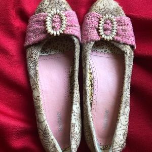 Kenzie Shoes | Brooch Flats | Cream/Pink | Size: 6
